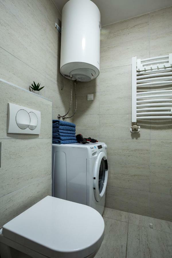 Modern Naive Downtown With Free Private Garage-Fast Wi-Fi Apartment Нови Сад Екстериор снимка